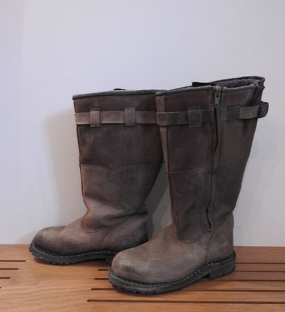 VÖLKL.

Paire de bottes en cuir et fourrée...
