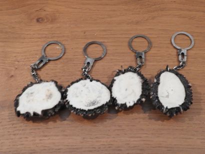 Quatre porte-clés en andouiller formant ...