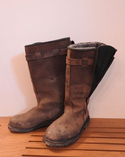 VÖLKL.

Paire de bottes en cuir et fourrée...