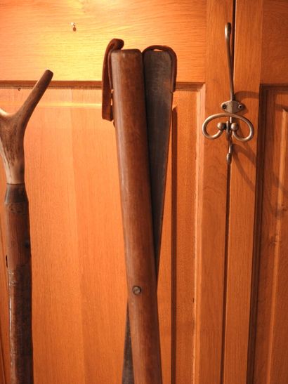 Deux cannes de pirsch en bois dont une pliante...