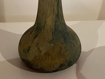 DAUM à NANCY : Vase soliflore en verre marmoréen...
