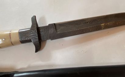 Couteau de chasse à lame en acier damassé,...
