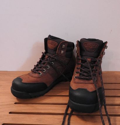 AIGLE.

Paire de chaussures de marche.

Pointure :...