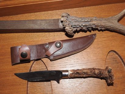 Une dague de chasse et un couteau de chasse...