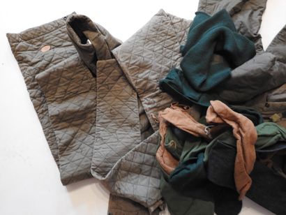 Lot d'environ 10 housses pour fusils en toile...