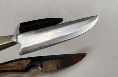 Deux couteaux de chasse, un en fer forgé...