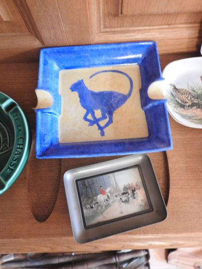 Ensemble en porcelaine et faïence comprenant :...
