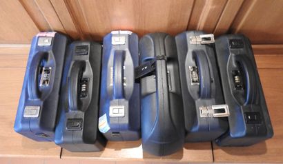 Lot de six valises à cartouches en plastique...