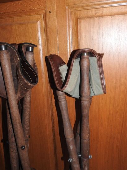 Trois sièges de battue en bois et assise...