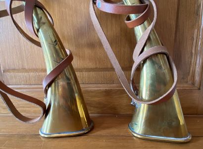 Deux piboles de chasse en cuivre jaune. Long.:...