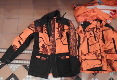 Trois vestes de chasse en textile camouflage...