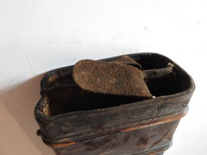 Étui jambon double en cuir, monogrammé.

L....