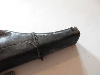 Étui jambon double en cuir, monogrammé.

L....