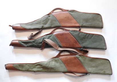 Trois étuis pour fusils en toile et cuir,...