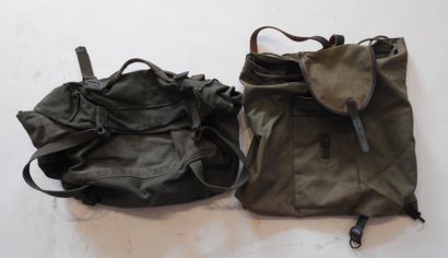 Petit sac de marche et musette militaire...