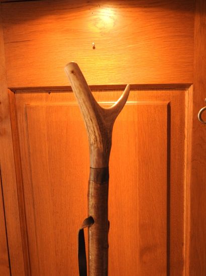 Deux cannes de pirsch en bois et andouiller...