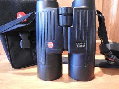 LEICA : Paire de jumelles 12 x 50 BA. Dans...