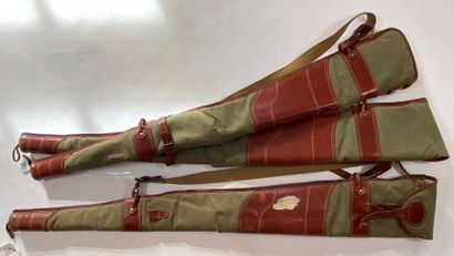 Trois étuis pour fusils en toile et cuir...