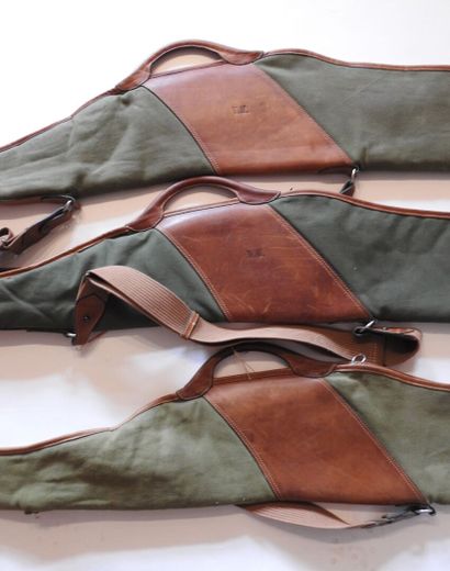 Trois étuis pour fusils en toile et cuir,...