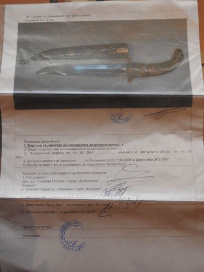 Couteau Russe en métal niellé et doré, l'extrémité...