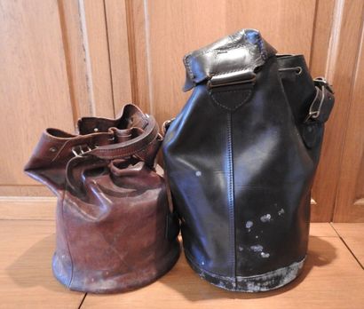Deux sacs à cartouches en cuir dont un HOLLAND...