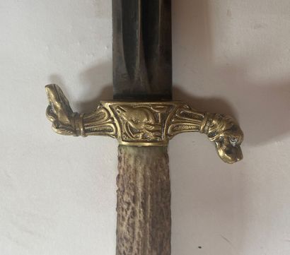 Dague de vènerie, manche en andouiller, garde...