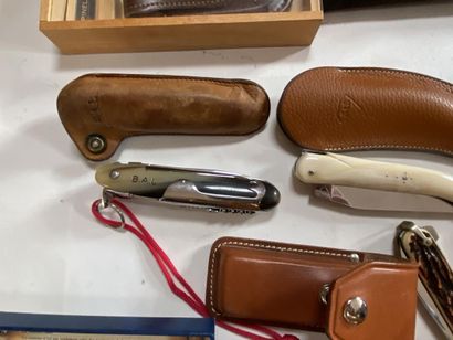 Lot de 18 couteaux de poche et de chasse...