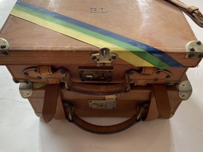 Deux mallettes à cartouches en cuir, rubans...