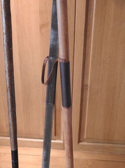 Deux cannes de pirsch en bois dont une pliante...