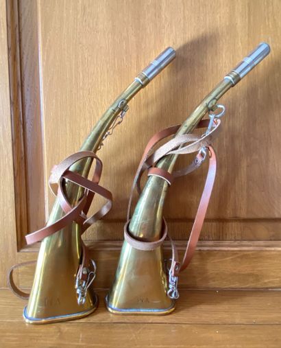 Deux piboles de chasse en cuivre jaune. Long.:...