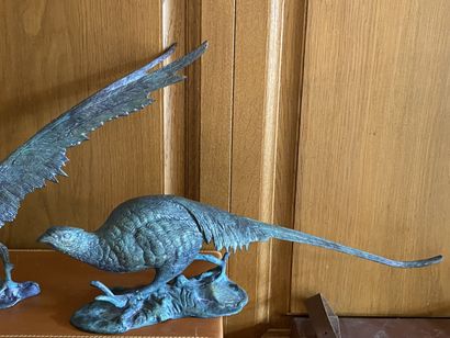 Deux faisans en bronze patiné vert. XXe.