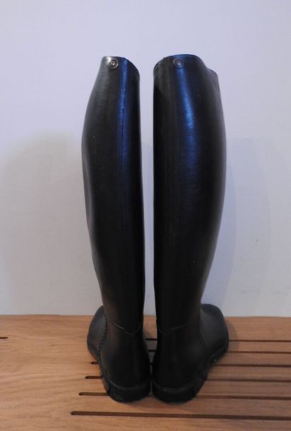 Paire de bottes d'équitation en cuir noir.

Pointure :...