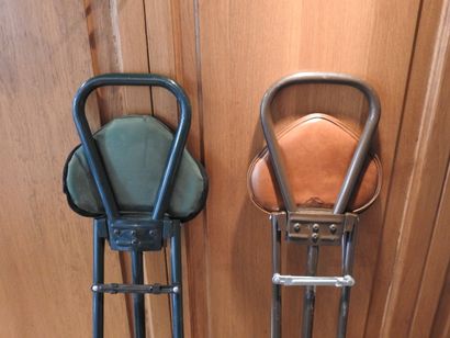 Deux petites chaises de battue en métal et...