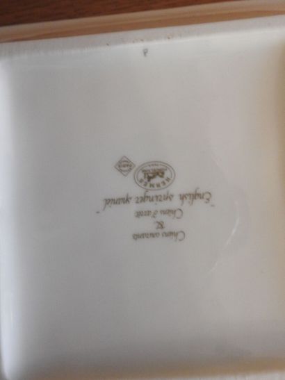 HERMES : Deux cendriers en porcelaine à décor...