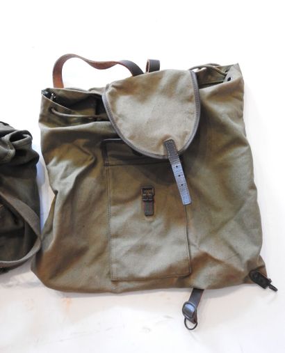 Petit sac de marche et musette militaire...