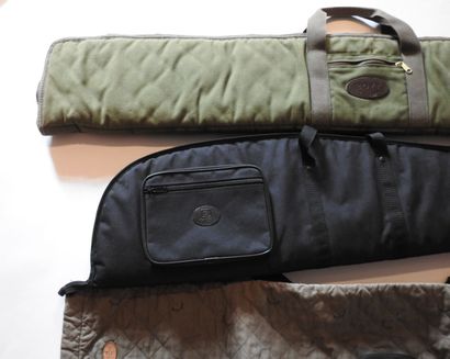 Quatre housses pour carabines ou fusils,...