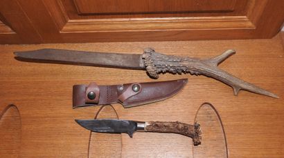 Une dague de chasse et un couteau de chasse...