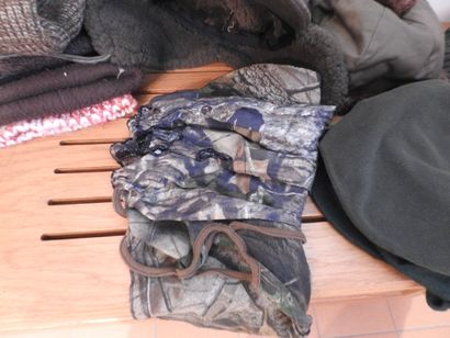 Lot de bonnets, chapkas, cagoules dont intégrales...