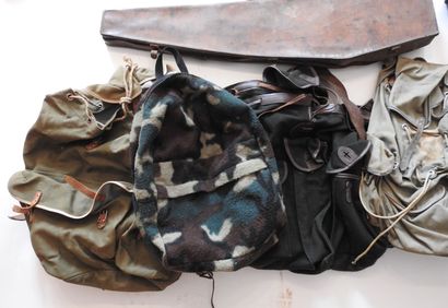 Lot de cinq sacs de marche en toile et cuir,...