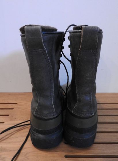 SOREL.

Paire de chaussures en cuir et plastique...