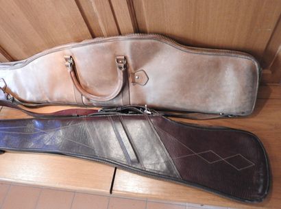Deux housses pour carabines en cuir, intérieur...