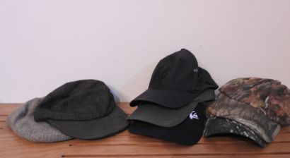 Lot de sept casquettes en tweed, coton uni...