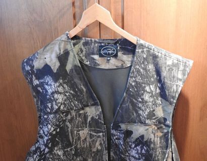 LE CHAMEAU :

Gilet en toile camouflée.

Taille...