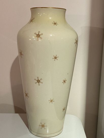 SEVRES : Important vase en porcelaine à décor...