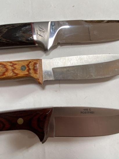 Lot de trois couteaux de chasse dont Rostfrei,...