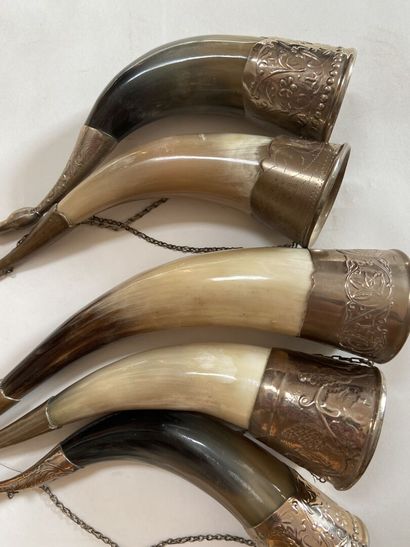 Cinq pibolles en corne et métal.