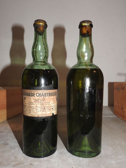 
2 bouteilles de CHARTREUSE.

Période 1941-1951.

(basses...
