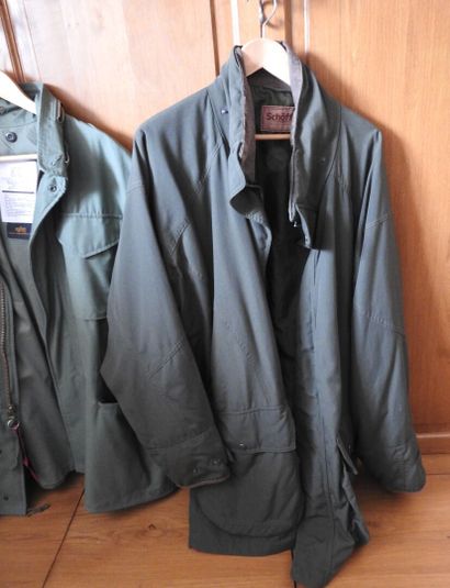 Deux vestes de chasses en toile dont une...