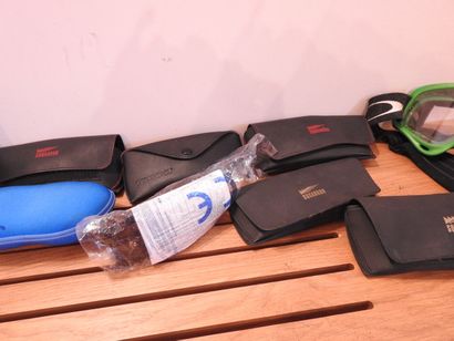 Lot de dix paires de lunettes de ski, natation...