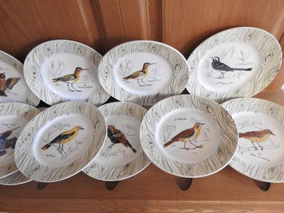 GIEN : Série de 18 assiettes en faïence à...
